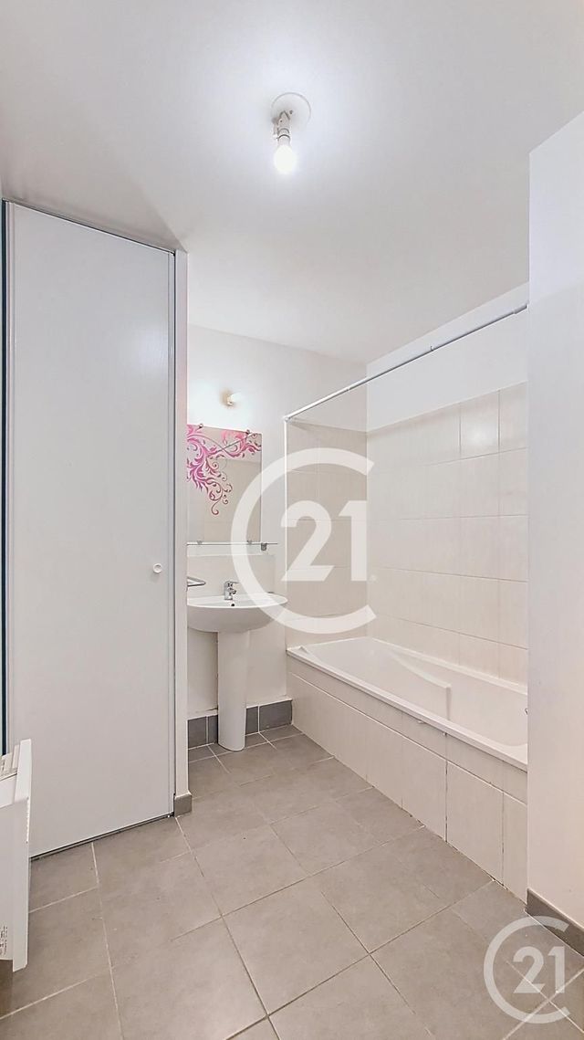 Appartement F4 à louer - 4 pièces - 89.79 m2 - ST MARTIN DE CRAU - 13 - PROVENCE-ALPES-COTE-D-AZUR - Century 21 Horizons