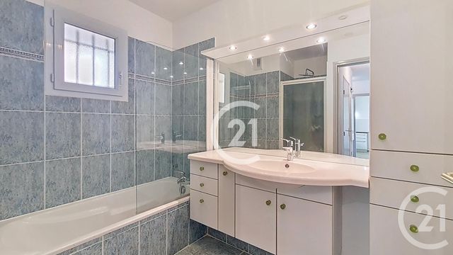 Appartement T3 à louer - 3 pièces - 77.19 m2 - ST MARTIN DE CRAU - 13 - PROVENCE-ALPES-COTE-D-AZUR - Century 21 Horizons