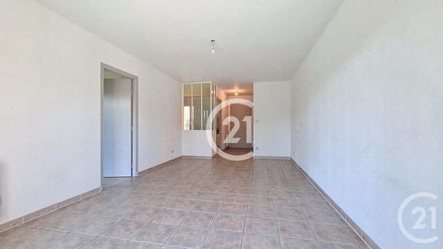 Appartement T3 à louer - 3 pièces - 77.19 m2 - ST MARTIN DE CRAU - 13 - PROVENCE-ALPES-COTE-D-AZUR - Century 21 Horizons