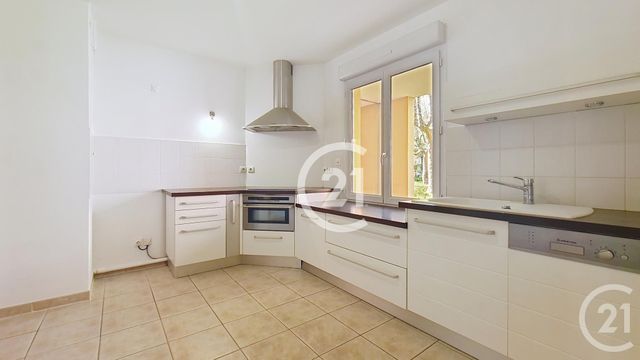 Appartement T3 à louer - 3 pièces - 77.19 m2 - ST MARTIN DE CRAU - 13 - PROVENCE-ALPES-COTE-D-AZUR - Century 21 Horizons