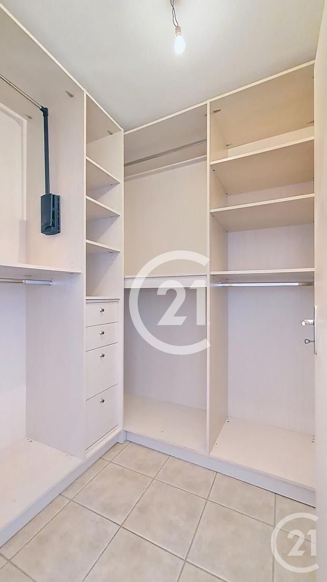 Appartement T3 à louer - 3 pièces - 77.19 m2 - ST MARTIN DE CRAU - 13 - PROVENCE-ALPES-COTE-D-AZUR - Century 21 Horizons