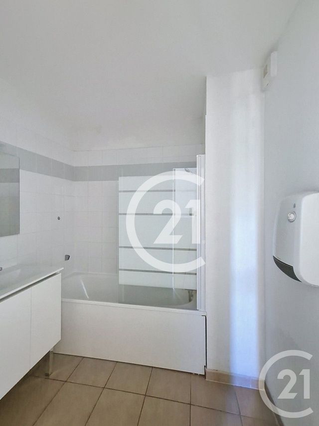Appartement T4 à vendre - 5 pièces - 80.0 m2 - ST MARTIN DE CRAU - 13 - PROVENCE-ALPES-COTE-D-AZUR - Century 21 Horizons