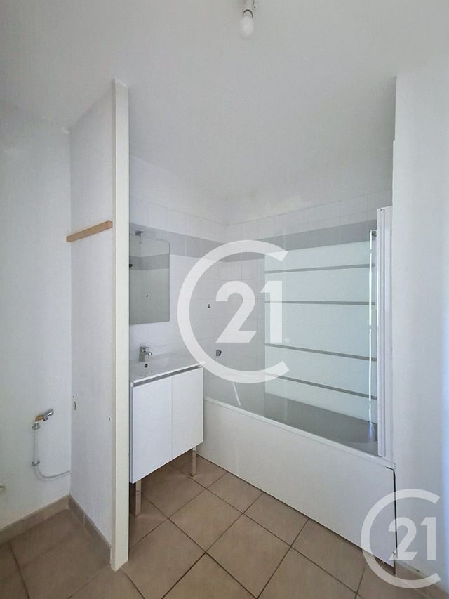Appartement T4 à vendre - 5 pièces - 80.0 m2 - ST MARTIN DE CRAU - 13 - PROVENCE-ALPES-COTE-D-AZUR - Century 21 Horizons