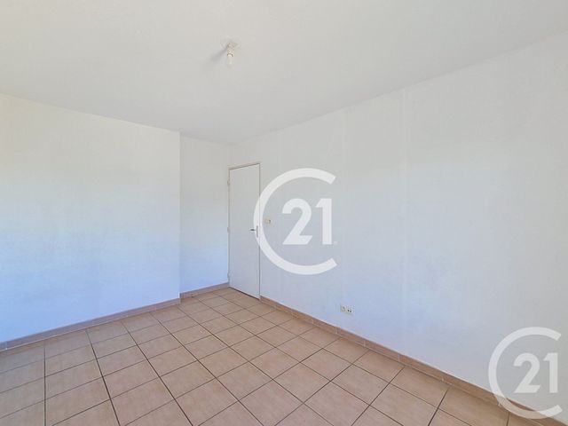 Appartement T4 à vendre - 5 pièces - 80.0 m2 - ST MARTIN DE CRAU - 13 - PROVENCE-ALPES-COTE-D-AZUR - Century 21 Horizons
