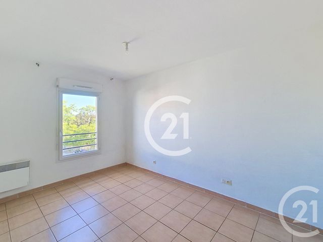Appartement T4 à vendre - 5 pièces - 80.0 m2 - ST MARTIN DE CRAU - 13 - PROVENCE-ALPES-COTE-D-AZUR - Century 21 Horizons