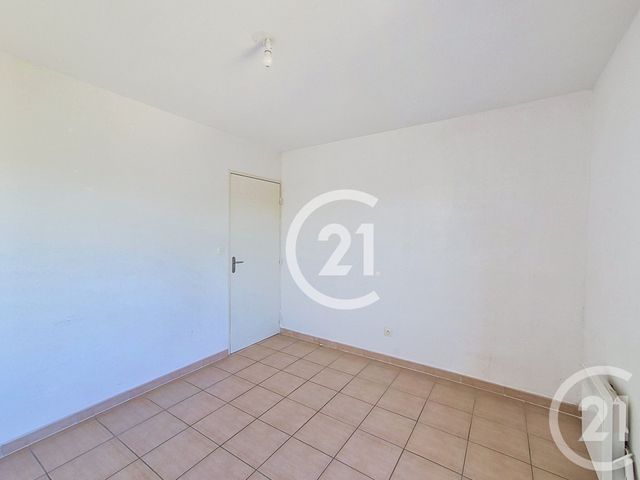 Appartement T4 à vendre - 5 pièces - 80.0 m2 - ST MARTIN DE CRAU - 13 - PROVENCE-ALPES-COTE-D-AZUR - Century 21 Horizons