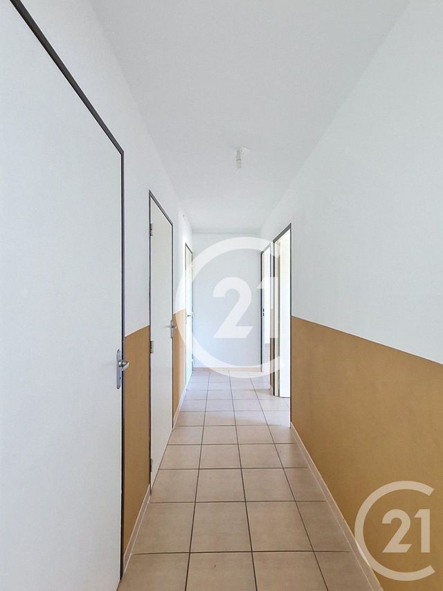 Appartement T4 à vendre - 5 pièces - 80.0 m2 - ST MARTIN DE CRAU - 13 - PROVENCE-ALPES-COTE-D-AZUR - Century 21 Horizons